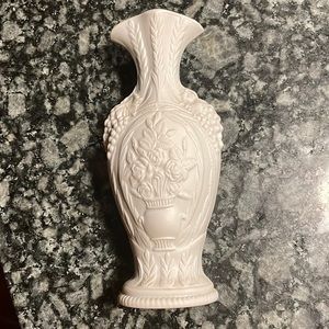 Vintage British Heritage Collection White
Porcelain Vase by Portmeirion England‎